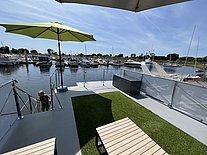 Dachterrasse / Sonnendeck mit Loungemöbeln und Sonnenschirm